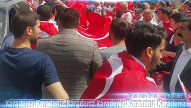 Türk bayraklarıyla sokağa döküldü