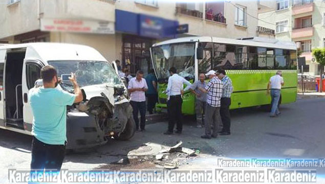 Servis minibüsü halk otobüsüne çarptı
