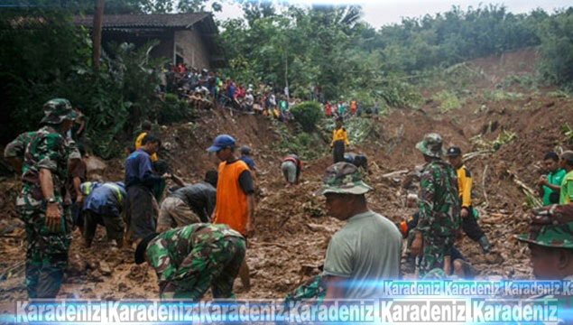 Endonezya toprak kayması 46 can aldı!
