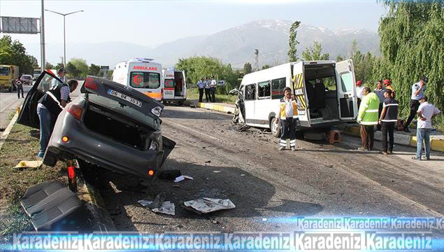 Erzincan'da minibüsle otomobil çarpıştı: 26 yaralı