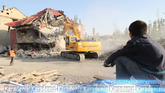 Yüksekova'da hasar gören evler bir bir yıkılıyor