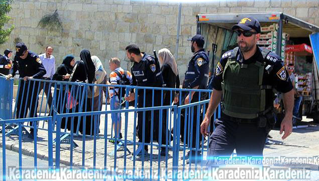 İsrail Mescid-i Aksa'da 10 kişiyi gözaltına aldı