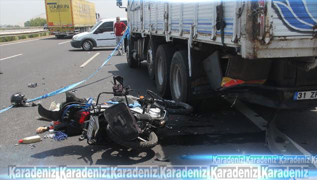 Kamyona çarpan motosiklet sürücüsü öldü