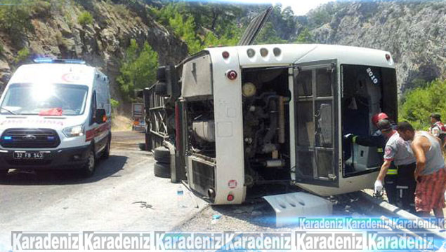 Tur otobüsü devrildi: 5 ölü 19 yaralı