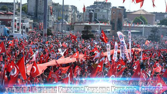 Vatandaşlar Taksim'e akın etti