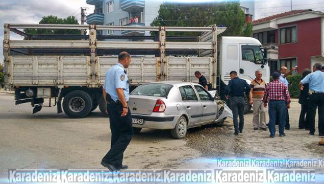 Kamyonla polis aracı çarpıştı: 4 polis yaralandı