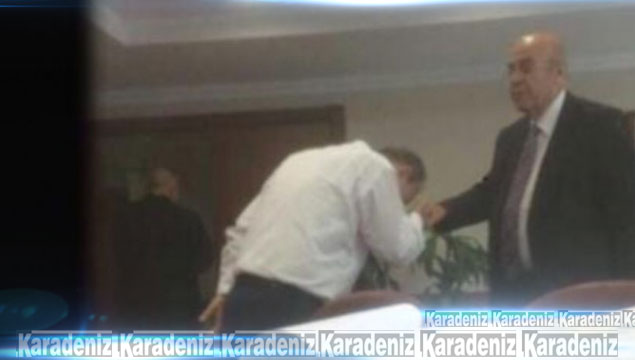 AKP'li meclis üyesi darbecinin elini öpmüş