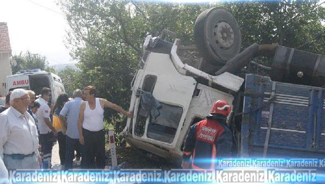 Hendek'te fındık yüklü kamyon devrildi: 2 yaralı
