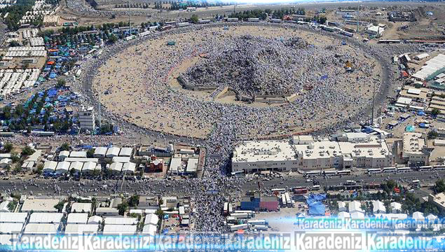 Milyonlarca hacı adayı Arafat Vakfesi'ni yaptı