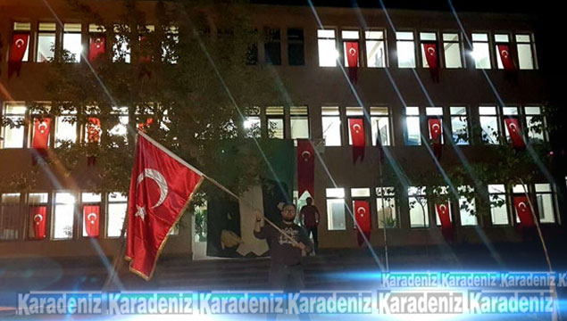 Kayyum, belediye binasını Türk bayraklarıyla donat