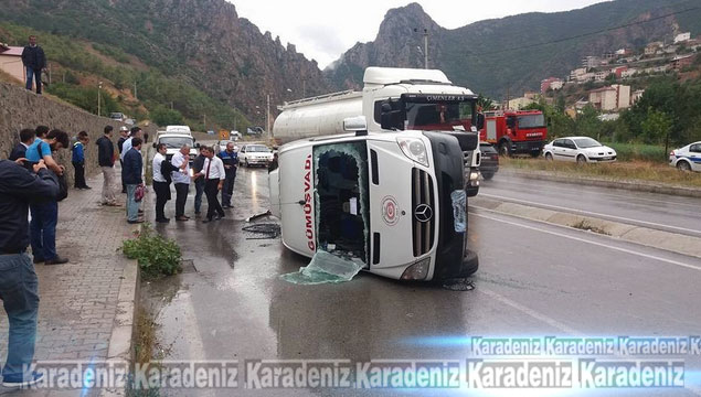 Torul'da minibüs yan yattı: 4 yaralı 