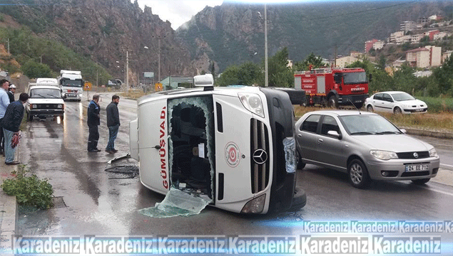 Torul’da minibüs yan yattı