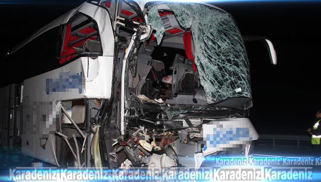 Otomobille kamyon çarpıştı: 1 ölü, 39 yaralı