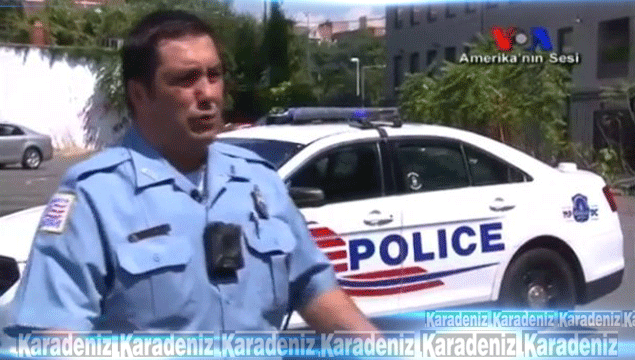 Türk kökenli polis herkesi ağlattı!