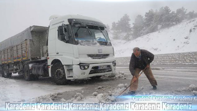Sivas'ta kar esareti, onlarca araç yolda kaldı