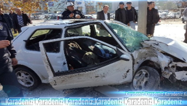 Samsun'da otomobil ağaca çarptı