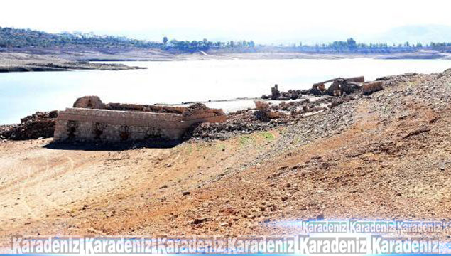 Barajda sular çekilince 3 asırlık köy ortaya çıktı