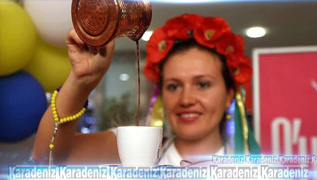 Yabancı gelinler Türk kahvesi pişirdi