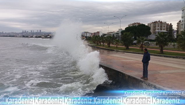 Karadeniz’de korkutan dalgalar