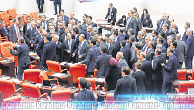 Türkiye ağlıyor meclis kavgada 