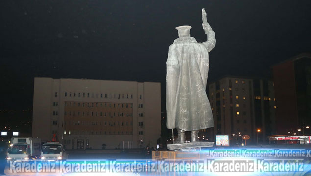 Atatürk heykeli yeni yerinde