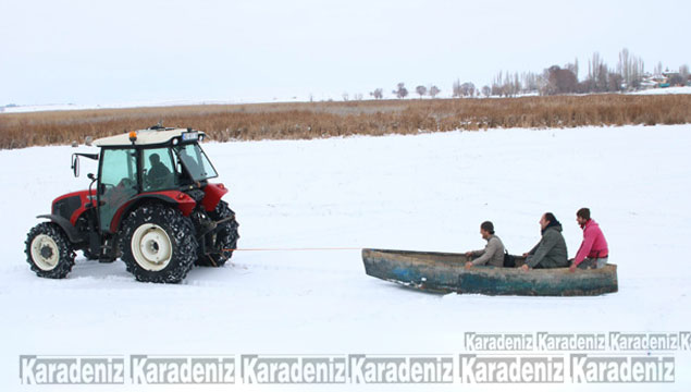 Balıkçıların traktörlü kayak keyfi