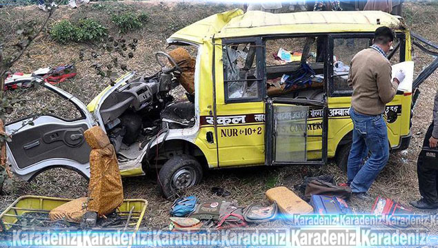 Okul servisiyle kamyon çarpıştı: 24 ölü