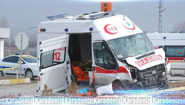 Ambulansı kaza yaptı: 2 ölü, 4 yaralı
