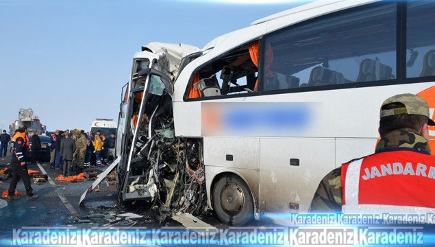 Otobüsler çarpıştı: 8 ölü, 15 yaralı