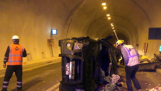 Artvin'de tünel içinde kaza: 3 yaralı