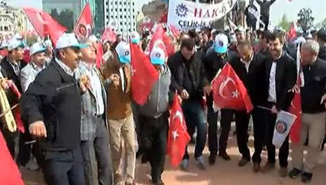 Taksim'de horonlu kutlama
