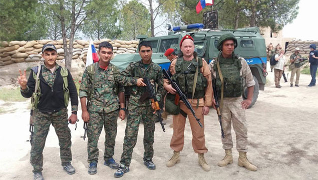 Rus askerler YPG'lilerle kol kola!