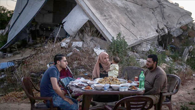 Gazze'de enkazın ortasında iftar 