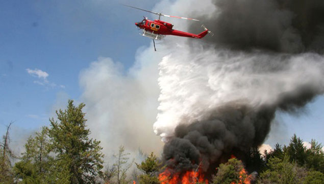 İzmir'de yangın helikopteri düştü