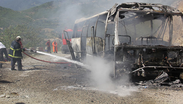 Trabzon'dan giden yolcu minibüsü yandı 