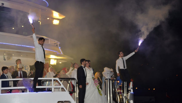 Trabzon’da deniz ortasında düğün
