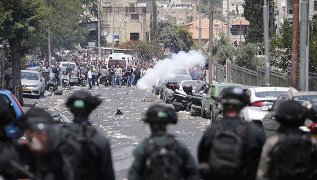 İsrail polisi cuma çıkışı saldırdı!