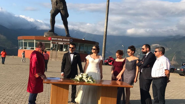 Atatürk heykelinin önünde nikah kıydılar