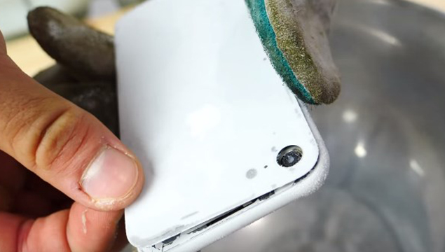 iPhone 8 sıvı nitrojen testi