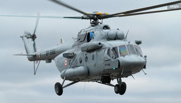 Hindistan'da askeri helikopter düştü!