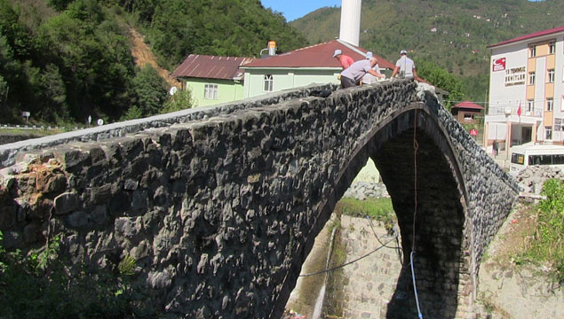 Tarihi köprüye restore