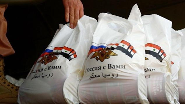 Rus askeri Suriye'de yemek dağıttı!