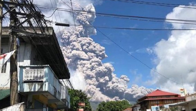 Filipinler'de yanardağ patladı!