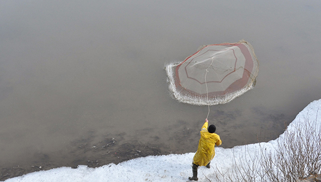 Kars’ta eriyen buzlar balıkçılara yaradı!