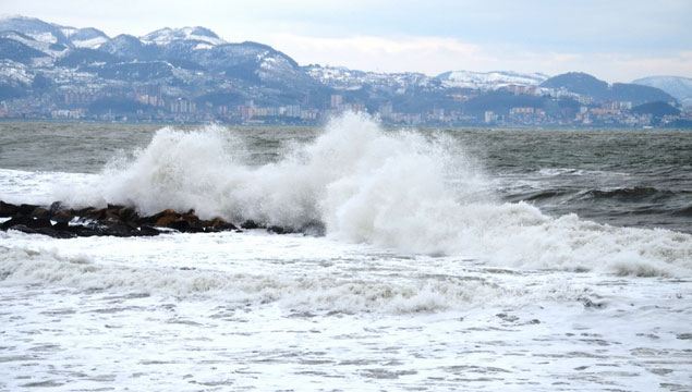 Karadeniz'de korkutan dalgalar