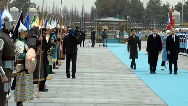 Askerler bu kez Aliyev'i karşıladı