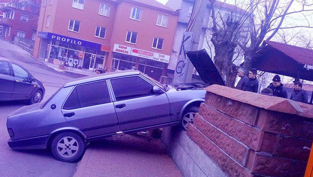 Otomobil düz duvara tırmandı