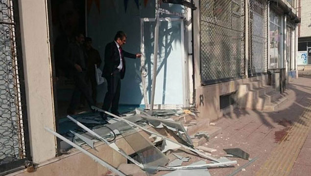 AK Parti ilçe binasına bombalı saldırı