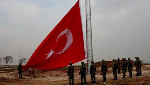 Kobani sınırına dev Türk bayrağı 