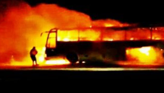 Otobüs ateşe verildi: 7 ölü!